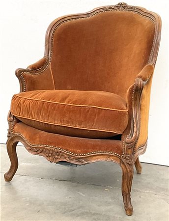 Poltroncina a pozzetto in faggio, schienale di forma mossa con cimasa intagliat