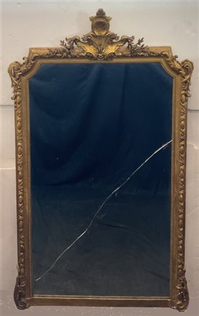 Specchiera con cornice in legno e stucco dorati, cimasa e bordura a volute e fe