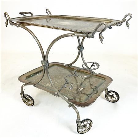 Carrello a due ripiani a vassoio in metallo argentato con piano inciso e montan