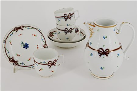 Manifattura di Vienna, secolo XIX. Lotto composto da tre tazze con piattino e u