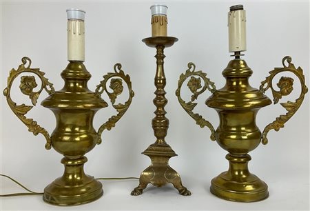 Lotto composto da coppia di porta palme biansate in ottone unite ad un candelie