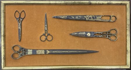 Lotto composto da cinque forbici antiche su pannello (difetti)