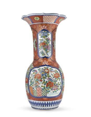 Vaso a balaustro con collo a profilo mistilineo, in porcellana policroma Arita