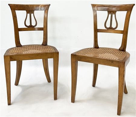 Coppia di sedie in ciliegio con schienale centrato da lira, gambe a sciabola. S