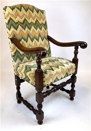 Poltrona in noce con braccioli terminanti a ricciolo, gambe e traverse tornite