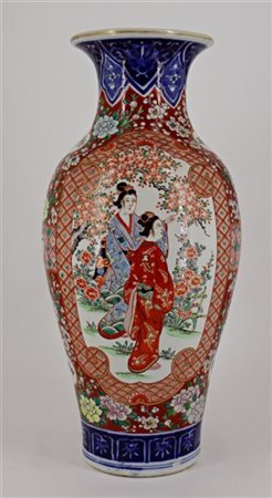 Vaso in porcellana decorato con figure femminile entro riserve
Giappone, Arita,