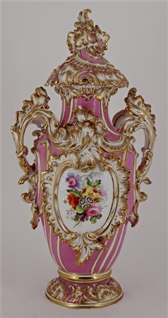 Manifattura del secolo XIX. Vaso biansato con coperchio in porcellana decorato