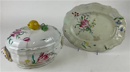 Manifattura Hannong, Strasburgo, secolo XVIII. Zuppiera con coperchio in maioli