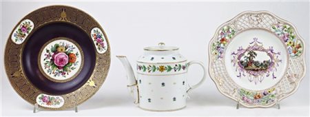 Manifatture diverse, secolo XIX. Lotto composto da due diversi piatti e una tei