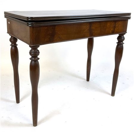 Tavolino da gioco in mogano con piano a libro girevole celante riserva circolar