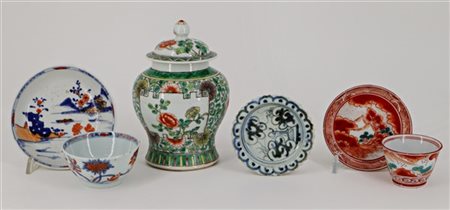 Lotto composto da due tazze con piattini, una alzatina ed un vasetto in porcell