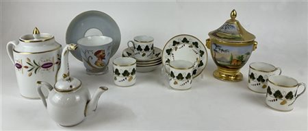 Manifatture diverse, secolo XIX. Lotto in porcellana composto da due teiere con