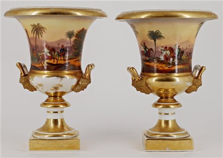 Manifattura del secolo XIX. Coppia di vasi biansati in porcellana decorata in p