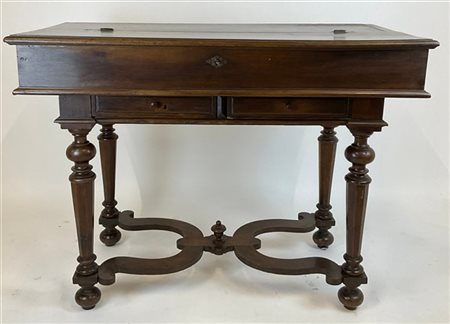 Scrittoio San Filippo in noce con piano e fronte incernierati celanti due tiret