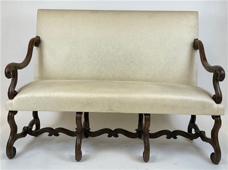 Divano in noce intagliato ad ossa di montone con braccioli, gambe e traverse di