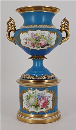 Manifattura del secolo XIX. Grande vaso biansato in porcellana decorata in poli