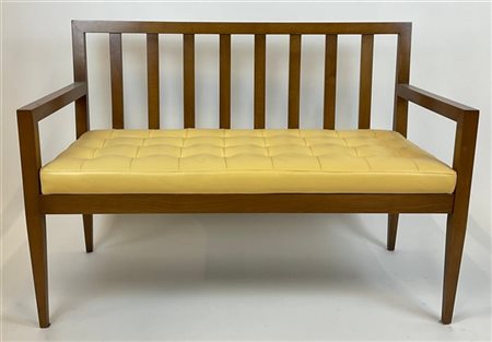 Divanetto a due posti in legno con cuscino in similpelle trapuntata (L cm 118)