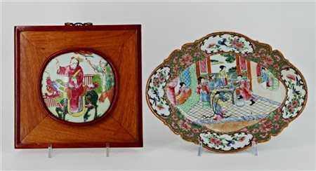 Lotto composto da una alzata in porcellana con scena d’interno ed una placca in