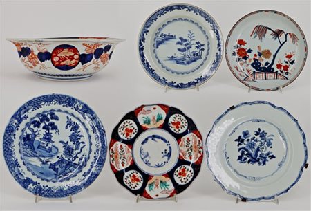 Lotto composto da cinque piatti ed una alzata in porcellana policroma Imari e b
