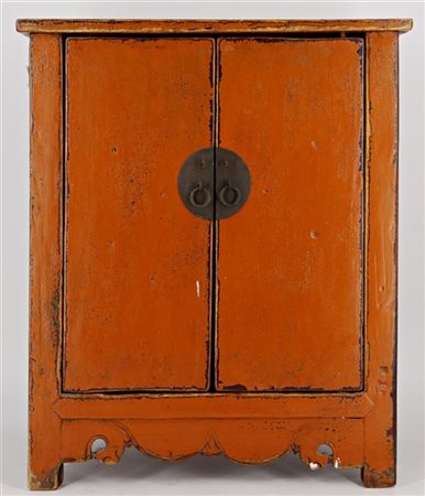 Piccolo stipo in legno laccato. 
Cina,secolo XX 
(44x51x21cm) (difetti)