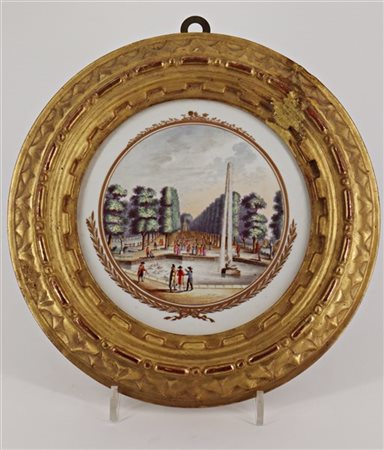 Manifattura di fine secolo XVIII. Placca circolare in porcellana dipinta in pol