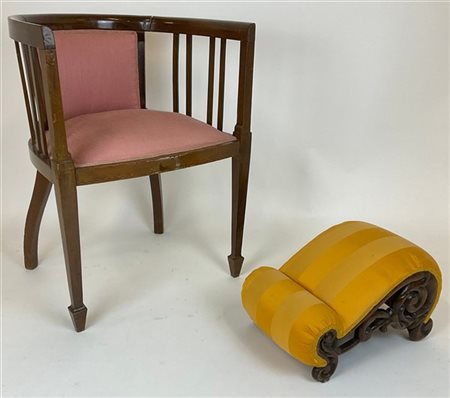Lotto composto da una poltrona a pozzetto e un poggiapiedi in legno (difetti)