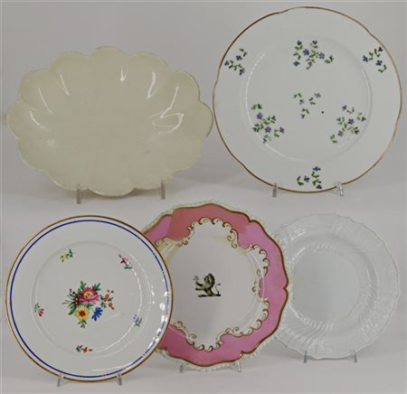 Manifatture diverse, secolo XVIII-XIX. Lotto composto da numerosi piatti e ogge