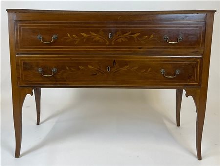 Antico cassettone in legni vari a due cassetti con fronte decorato a foglie, ga