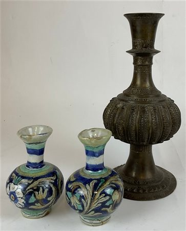 Manifattura di Caltagirone, secolo XVIII. Coppia di piccole bottiglie in maioli