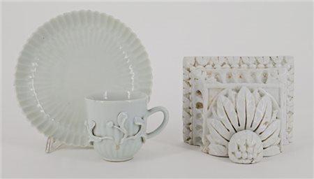 Manifatture diverse, secolo XVIII-XIX. Lotto composto da una tazza con foglie a