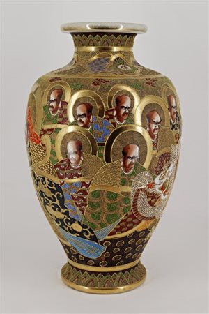 Vaso in porcellana Satsuma decorato con figure e medaglioni

Giappone, secolo X