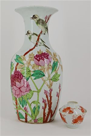 Lotto composto da un vaso e una tazzina con coperchio in porcellana policroma