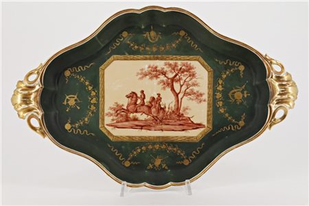 Manifattura del secolo XIX. Vassoio in porcellana con anse traforate e bordo do