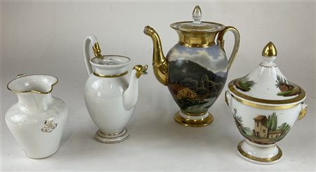 Manifatture diverse, secolo XIX. Lotto composto da due diverse teiere con coper