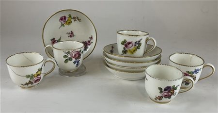 Manifattura di Sèvres, secolo XVIII-XIX. Gruppo di cinque tazze con piattini in