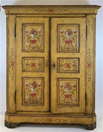 Armadio a due ante e fianchi pannellati in legno dipinto con decori in policrom