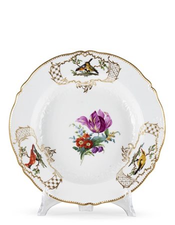 Manifattura di Meissen, fine secolo secolo XVIII. Piatto in porcellana decorata