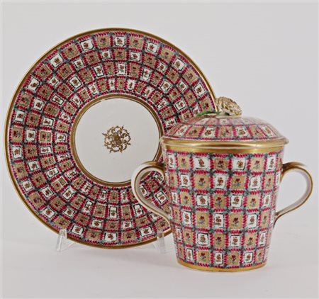 Manifattura di Frankenthal, secolo XVIII. Cremiera biansata con coperchio e pia