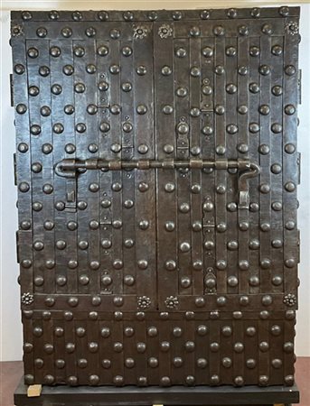 Armadio-cassaforte da centro in ferro bugnato con elementi a fiore angolari, ch