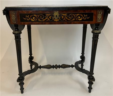 Tavolo ad alette lastronato, filettato e intarsiato a volute e motivi floreali