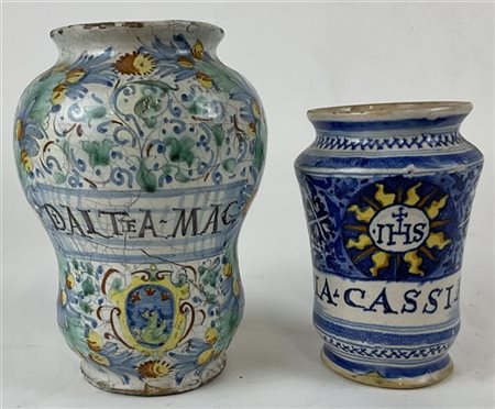 Manifatture differenti, secolo XVII-XVIII. Due albarelli in maiolica decorati n