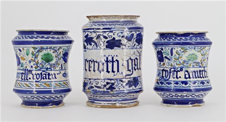 Manifattura del secolo XVII. Lotto composto da un albarello in maiolica con dec