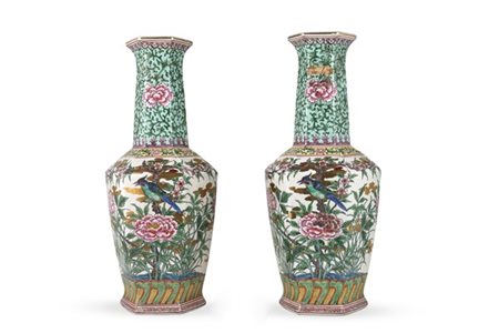 Coppia di vasi esagonali in porcellana pollicroma decorata con motivi floreali