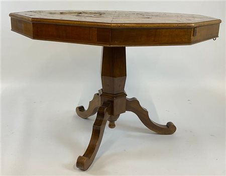 Tavolo lastronato e filettato con piano ottagonale, intarsiato in legni vari, s