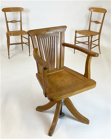 Lotto composto da una coppia di sedie chiavarine in faggio firmate a fuoco "Pod