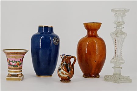 Lotto composto da numerosi oggetti in vetro, porcellana e ceramica di Faenza di