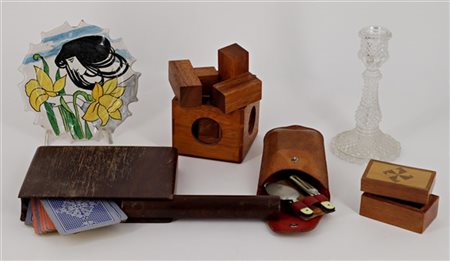 Lotto composto da numerosi oggetti di diversa epoca e decoro, in un cartone (di