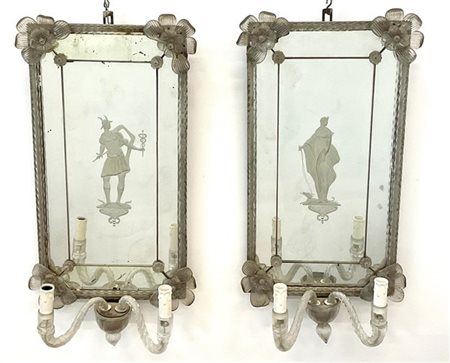 Manifattura di Murano. Coppia di applique a due fiamme con cornici decorate a c