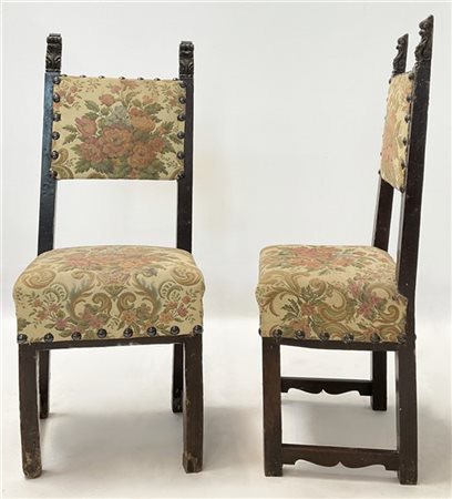 Coppia di antiche sedie in noce intagliato con tessuto borchiato (difetti)
