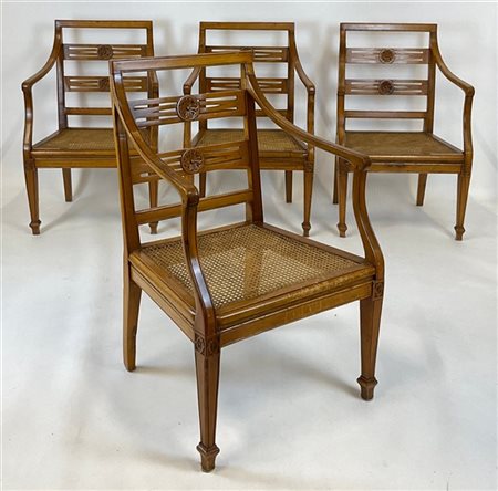Gruppo di quattro antiche poltrone in ciliegio con schienale traforato e seduta